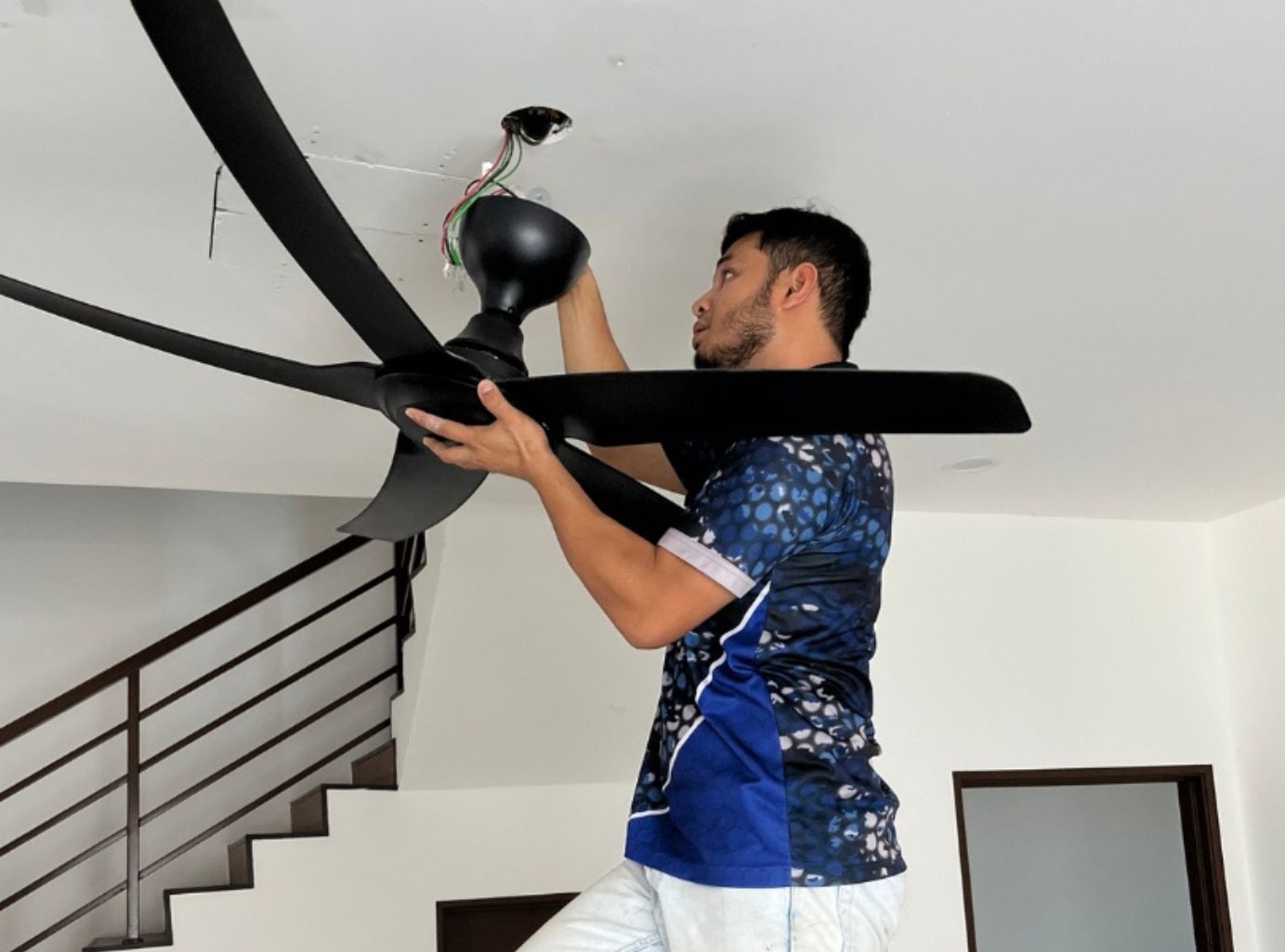 Lighting fan installation services in Kuching Sarawak by 2121 Services